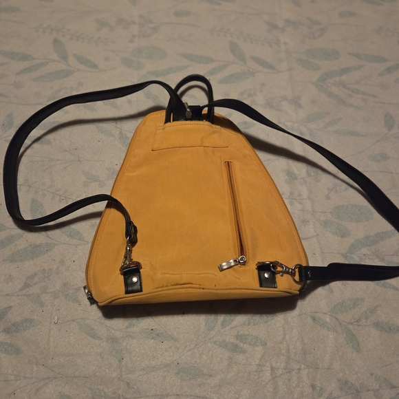 Chic Mustard Backpack - Picture 4 of 4